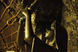 Eine Heilige schreitet zur Tat: Barbara überprüft mit einer Sicherheitslampe die Wetter unter Tage. Die Skulptur im Bergbau-Museum Bochum ist von Detlef Wölfel aus Datteln entworfen worden.